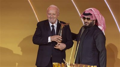 المستشار تركي آل شيخ يسلم جائزة 