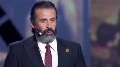 كريم عبد العزيز يحصد جائزة فئة السينما 