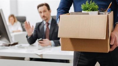 بينها انقضاء المدة.. حالات وضوابط إنهاء عقد العمل بالقانون الجديد