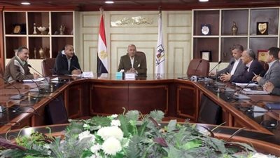 سكرتير عام بني سويف يناقش مشاكل مشروع المواقف (تفاصيل)