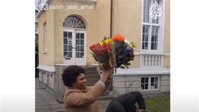 تقديرا لموقفهم من غزة.. دنماركيون يهدون الزهور لسفارة جنوب إفريقيا