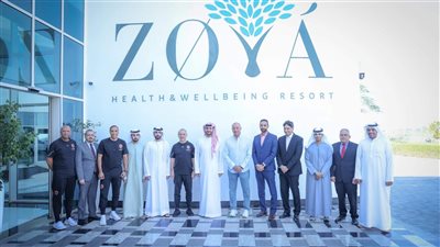 الخطيب يهدي المدير العام للتنمية السياحية بعجمان درع وعلم الأهلي