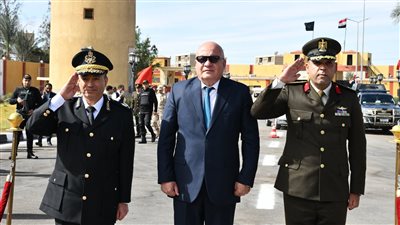 محافظ قنا ومدير الأمن يضعان إكليلا من الزهور على النصب التذكاري لشهداء الشرطة