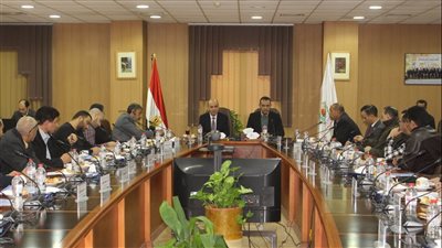 جامعة المنصورة تعقد اجتماعا بوفد من مستثمري المنطقة الصناعية بميت غمر 