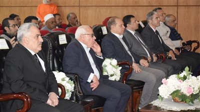 محافظ بورسعيد يسلم العقود المؤمنة للمنتفعين بالأراضي الزراعية بمنطقة مثلث الخير