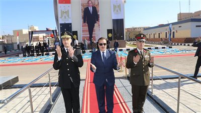 محافظ المنوفية ومدير الأمن يضعان إكليل الزهور على النصب التذكاري لشهداء الشرطة