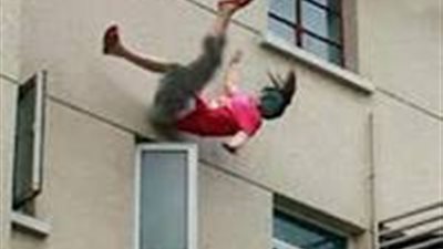 كانت بتنشر الغسيل.. إصابة ربة منزل بكسور لسقوطها من أعلى منزل أسرتها ببني سويف