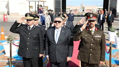 محافظ البحر الأحمر يضع إكليل الزهور على النصب التذكاري لشهداء الشرطة