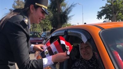 رجال الشرطة يشاركون المواطنين الاحتفال بالذكرى الـ72 لعيد الشرطة