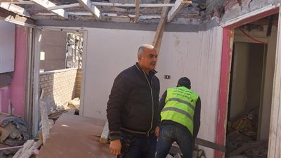 لردع المخالفين.. إزالة سقف خرساني مخالف بعقار في حي الدقي (صور)