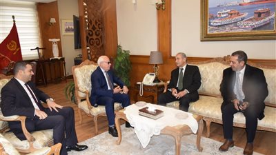 محافظ بورسعيد يستقبل وزير 