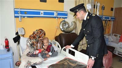 ضباط أمن الأقصر يوزعون الهدايا في مبادرة 