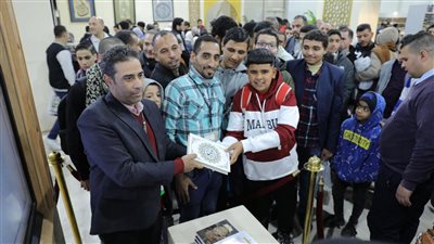 مسابقة «اختر هديتك» بجناح الأزهر تجذب رواد معرض الكتاب 