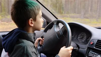 ما عقوبة قيادة طفل مركبة آلية دون ترخيص؟.. القانون يجيب