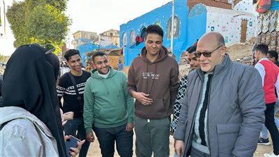 رئيس جامعة سوهاج يشارك طلابه رحلتهم إلى أسوان 