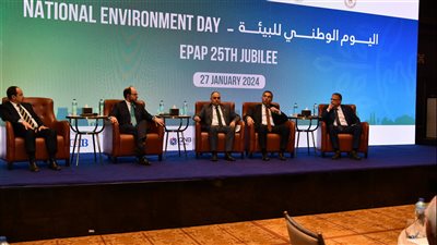 وزيرة البيئة تشهد حلقة نقاشية حول برنامج التحكم فى التلوث الصناعى