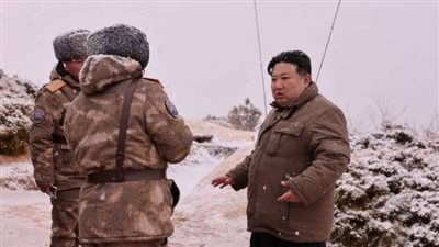 زعيم كوريا الشمالية يشرف على اختبار إطلاق صواريخ 