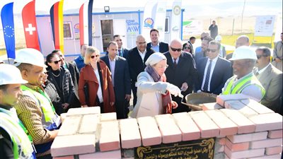 وزيرة البيئة ومحافظ قنا يضعان حجرى الاساس لمصنع المدفن الصحى بقوص