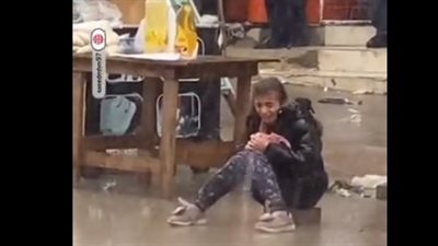 مشهد مؤثر لطفلة في غزة تبكي تحت المطر وتحاول الصمود لبيع ما تعرضه لمساعدة أسرتها (فيديو)