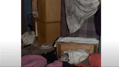 شاهد| أب فلسطيني يضع طفله داخل صندوق أثناء نومهما لحمايته من البرد