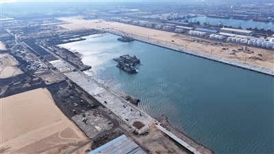 وزير النقل يشهد توقيع إجراءات تسليم الرصيف الجنوبي لمحطة الحاويات تحيا مصر 1