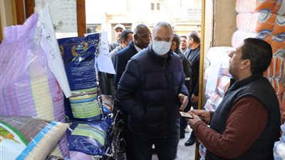 محافظ القليوبية يتفقد عددا من معارض السلع للاطمئنان على توافر المنتجات