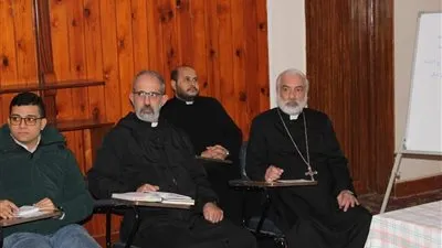 الأنبا باسيليوس يلتقي الباحثين عن الدعوات الكهنوتية بكلية العلوم الإنسانية واللاهوتية بالمعادي