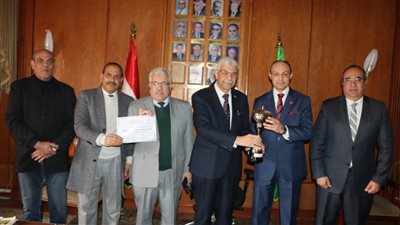 مجلس جامعة المنوفية يكرم أفضل كليات فى استقبال الطلاب للعام الجامعى الحالى