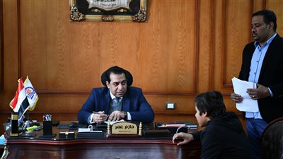 مسؤولو محافظة قنا يواصلون استقبال المواطنين لبحث شكواهم