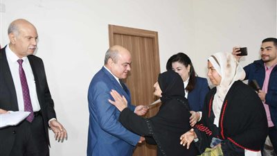 85 عاما.. رئيس محو الأمية يكرم الحاجة عائشة لتحررها من الأمية بالمنوفية
