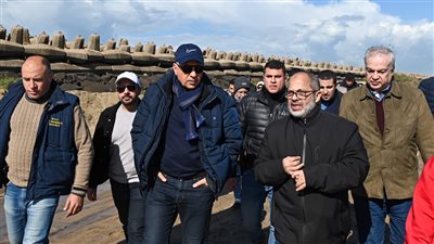 وزير الري يتفقد حائط رشيد للاطمئنان على حالة أعمال الحماية القائمة