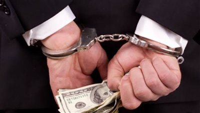 ما عقوبة طلب الموظف العام رشوة مقابل خدمة وفقا للقانون؟