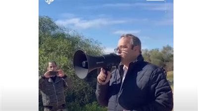 شاهد| عضو بالكنيست يقرأ أسماء المحتجزين أمام منزل نتنياهو 