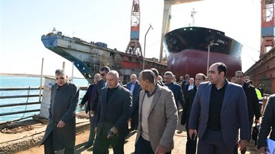 وزير النقل ورئيس هيئة قناة السويس يتفقدان ترسانة السويس البحرية