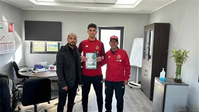 أحمد عابدين يوقع عقدًا مع الأهلي لمدة 5 مواسم