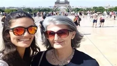 بحضور نجوم الفن.. تارا عماد تستقبل عزاء والدتها