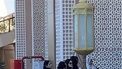 انهيار تارا عماد لحظة أداء صلاة الجنازة على والدتها 