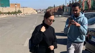 ريهام عبد الغفور أول الحاضرين في جنازة والدة تارا عماد 