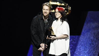 بيلي أيليش تفوز بجائزة أفضل أغنية مكتوبة لفيلم في حفل جرامي