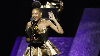 أليسون راسل تفوز بجائزة أفضل أداء لأغنيتها Eve Was Black