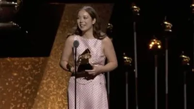 لوفي تفوز بجائزة أفضل ألبوم بوب تقليدي عن عملها 