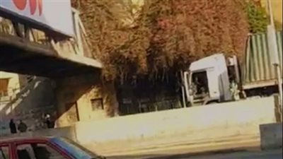 التحقيق مع سائق تريلا اصطدمت بكوبري مشاة ميدان لبنان في العجوزة