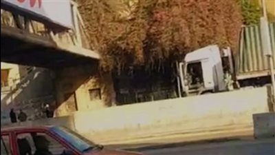 النيابة تستجوب سائق تريلا اصطدم بكوبري مشاة ميدان لبنان في العجوزة.. ماذا قال؟ 
