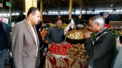 رئيس مدينة الأقصر يتابع الأسواق ويوجه بالالتزام بالأسعار الاسترشادية (تفاصيل)