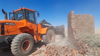 إزالة حالتي تعد مباني بالطوب الأبيض بقرية العديسات قبلي جنوب الأقصر