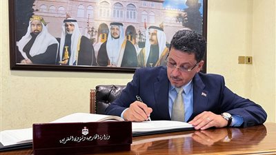 عاجل.. تعيين أحمد عوض بن مبارك رئيسا جديدا للوزراء باليمن 