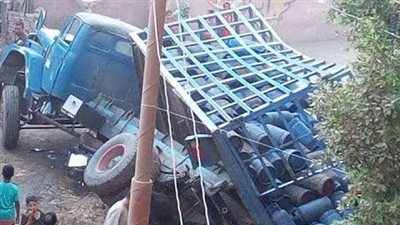 انقلاب سيارة تحمل أسطوانات بوتاجاز وإصابة سائقها في بني سويف