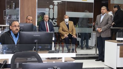 محافظ القليوبية يتابع تطورات انفجار أنبوبة غاز بمخزن أثاث مكتبي بشبين القناطر