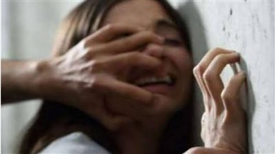 ما عقوبة هتك عرض فتاة لم يبلغ سنها 18 عاما طبقًا للقانون؟