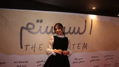 بالأبيض والأسود.. ميس حمدان تتألق في العرض الخاص لفيلم 